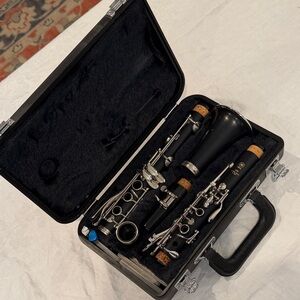 Black Yamaha Clarinet with Case & 5 extra reeds.